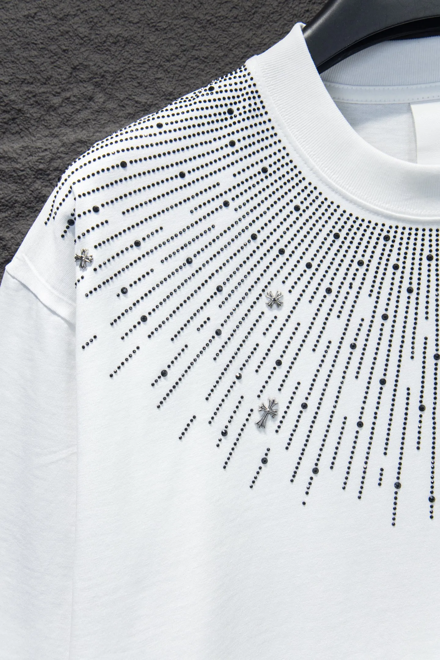 P190 Chrome hearts washed sandblasted rhinestone short sleeves • 25ss ⚠YB custom-woven custom-dyed fabric, color rhinestones, version The fabric is woven by imported machines. The uniqueness of the cloth texture creates a perfect garment effect. The fabric is made of 260g clean cloth with 320g 1*1 rib, 4-color environmentally friendly custom-dyed fabric, and the threads are in the same cylinder without color difference.  Garment dyeing, garment washing and snow-frying process, and local sandblasting to make it look old and white. Hat, collar, pockets, cuffs, front and rear threads. The details are clearly visible. Double yarn combed pure cotton high-end dust-free fabric, 32-pin high-end textile thread 70D ultra-fine elastic stitching, nearly invisible threading, close-fitting and comfortable. The white gray fabric is dyed and sanded to make it old, showing the grayish blue light effect of the original black. Thousands of Austrian rhinestones are specially ordered to have the bling of natural crystals under the light. Bling effect, multi-section reflective points, extremely high production cost, laser molding includes computer engraving machine and laser machine It is accurate in granules. Finally, it is ironed at high temperature to finalize the shape. After ironing, you need to repeatedly test the firmness on the ironing pattern. It can show colorful reflections under the light. The collar webbing extends to the shoulder for reinforcement, and the stitches are knocked down at the connection. The hem and The cuffs are all made of 0.2mm needle-pitch double-thread turning. They are carefully produced at a high cost. The weight of the whole garment reaches more than 1 kilogram. The attitude of making goods with a magnifying glass restores the quality and effect of the product. The full set of customized accessories only presents every detail to customers. The body of the garment is made of hardware and rhinestones, which greatly increases the interest of the garment and creates a unique visual effect. The special washing effect creates a unique aged effect.  The Paris short-sleeve must be the first short-sleeved piece in spring and summer that blurs the boundaries of unisex style. It has a classic dropped shoulder oversize version and a loose and casual upper body.  Color: Washed Black White Size: S M L XL